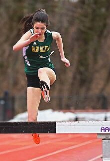 Molly Dearie running the 2000m steeplechase