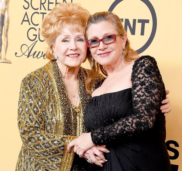 Reynolds (left) and Fisher (right) pictured together at the Screen Actors Guild Awards back in 2015.